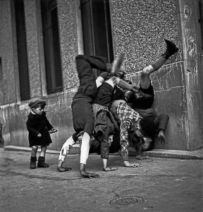 doisneau_les-pieds-au-mur